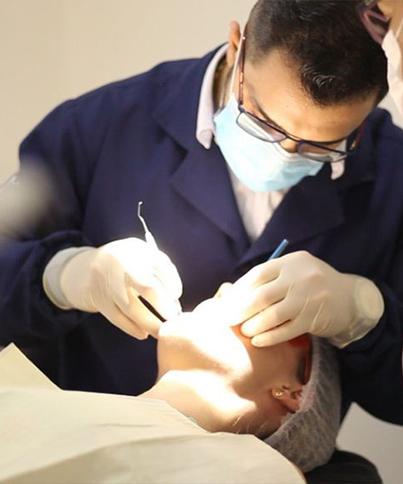 Foto de uma dentista atendendo um paciente